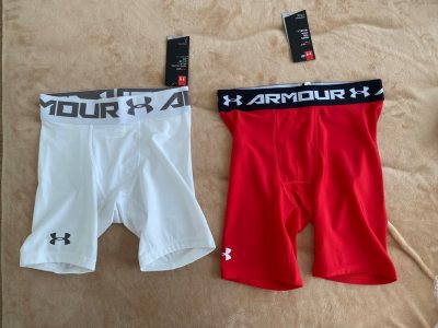 太爱日本运动品牌的竞技衣服了！由于日型更修身、尺寸比国内尺码略小，因此更适合骨架较小的亚洲体型? 作为住在煤炉上的人，这次一次性把多种运动服收入囊中：包括绿色高领无袖背心、白色圆领无袖压缩衣、白色五分铲秋裤、粉色五分紧身裤、中国红五分压缩裤以及早已绝版的白色竞技泳裤...