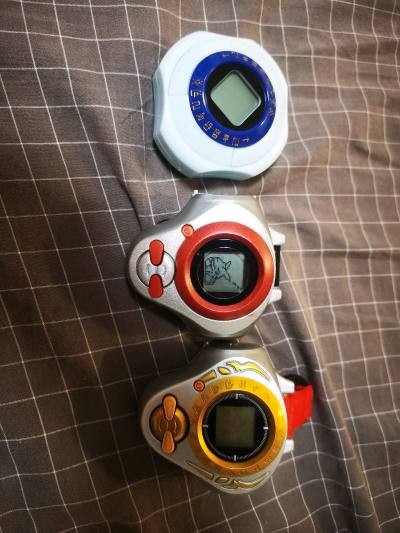 上一期已经分享过海淘的四代暴龙机和超龙暴龙机，这次分享买到的三代暴龙机，确实是好货，专门拆开主板看了下，是正品而不是高仿，满分好评！这单走的是平台竹蜻蜓，其实快递速度也挺快的