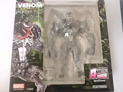 海洋堂透明毒液一直以来都是非常稀有而且价高的可动人偶，这次通过挖煤姬我以一个非常合适的价格入手了。开箱时我才发现，这竟然是全新未拆封的！仔细检查了下，整体保存的非常完美，漆面无暇，关节紧实，掰动时，转轮关节发出的声音清脆悦耳，令人感到十分舒适。并且，即使全身塑料膜未...