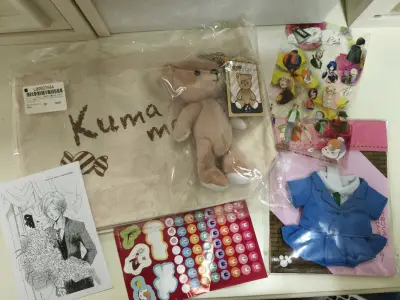 这次切到了毛利兰熊衣，很少见，开心。还有好价的魅特熊奶茶A赏，有个可爱的小帆布袋，很喜欢。还有煤炉拍卖来的夏目特典，贴纸，挺好看的。?⭐️??☀️