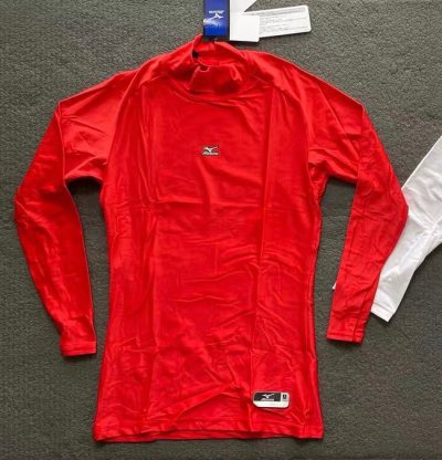 这次只是买了三件运动内衬，两件是美津浓的Biogear系列棒球训练服，另一件是安德玛经典的橄榄绿野球长袖速干压缩衣。合单后，三件衣服不重，系统退回了6元运费差价，平均下来接近29元的国际运费，贵死贵，但买到心仪宝贝儿也值了