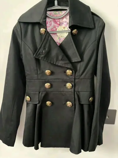 第一次使用挖煤姬软件购物，搜索很方便，运气不错让我蹲到了这款，柄图真的太漂亮了，梦幻瑰丽。商品种类很丰富，物流方式选择的是可追踪小航空，一周左右就到了 效率很快，包裹的很好，衣服很平整，没有任何的损伤，非常愉快的购物体验！