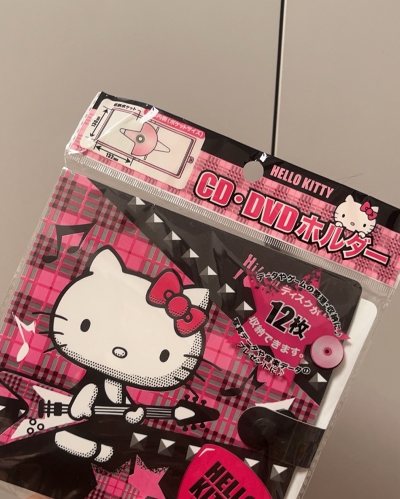 如此小众的朋克铆钉黑粉配色hello Kitty DVD册子居然被我刷到了！立马拿下不多犹豫，况且这是全新的！还是2010年的，保存的很好～布丁狗面膜和库洛米唇膏也是非常好的价格就购入了，开心～