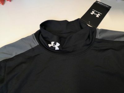 当年羽生结弦首次油管直播时，这款黑色安德玛短袖紧身衣火速销售一空。这次斩获了两件全新的黄金尺码M号，终于可以供起来敬仰了！混了这么多年海淘，挖煤给了发EMS折扣的权益，任意金额97折起步，最高满15000日元9折，也算是非常给力，希望越多买、省越多！