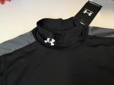 当年羽生结弦首次油管直播时，这款黑色安德玛短袖紧身衣火速销售一空。这次斩获了两件全新的黄金尺码M号，终于可以供起来敬仰了！混了这么多年海淘，挖煤给了发EMS折扣的权益，任意金额97折起步，最高满15000日元9折，也算是非常给力，希望越多买、省越多！