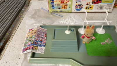 距离上一次分享收货，已过去了半年。这一单也是为了补上之前买过的三年二组公寓楼的系列单品。这一次正好碰到价格合适的一个楼顶，还送了一个小公仔，所以立刻下单。由此，我的这幢公寓楼总算是凑齐了。用了竹蜻蜓，正好还有优惠，日本运费到国内，仅36元，真划算。