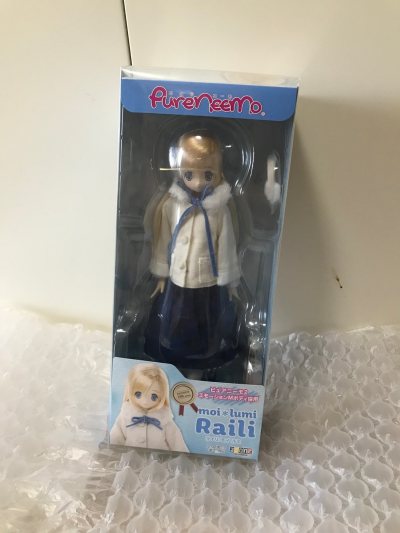 这次在挖煤姬淘到的可爱的莱利酱，是冬日款，包装不是全新，打开过，检查了一下娃娃脸部有点发绿，其它没事，白肌娃娃面部就是比较容易变色，外衣也有一丢丢发黄，整体还可以