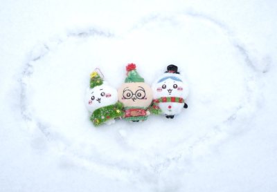 特别喜欢chiikawa的这个限定～这款是圣诞的限定
朱自清真的太可爱了。正好收到的时候遇上了下雪天，收获人生壁纸一枚！最好可以购买一个入库欠拍照的服务，很省心很安心～