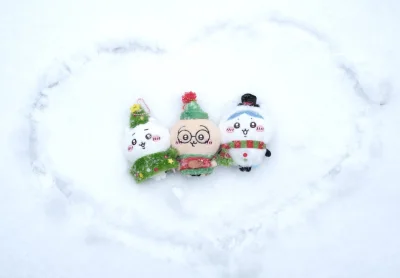 特别喜欢chiikawa的这个限定～这款是圣诞的限定
朱自清真的太可爱了。正好收到的时候遇上了下雪天，收获人生壁纸一枚！最好可以购买一个入库欠拍照的服务，很省心很安心～