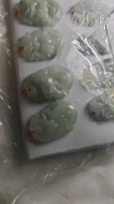 刚收到这袋翡翠吊坠，拆开快递就被质感惊到了！每只都带着淡淡的绿，雕工精细得能看清纹路，装在密封袋里还配了挂绳，拿在手里润润的，性价比真的超出预期，打算挑两个送闺蜜~