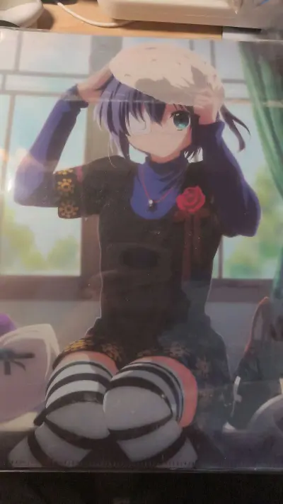 在挖煤姬下单时完全没抱希望，结果收到货直接惊呆——这张《中古病也要谈恋爱！》海报品相也太好了！六花标志性的眼罩和呆毛在阳光下闪闪发亮，边角平整得像刚出厂。

撕开包装时手都在抖，当年追番的回忆瞬间攻击我。贴在床头那刻，30岁的身体里住着的14岁灵魂彻底苏醒。朋友笑我...