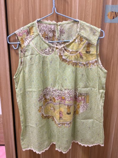 就这样快乐切煤，挖煤姬美美代切，刚下完单就代切好了，背心和外套也是非常精美，细节做工都很好，清新淡雅的一款，走的可追踪小航空，半个月就收到了，物流速度也很快，衣服特别新，也很美丽，开心。挖煤姬的程序也是非常简单， get美丽裙子，非常舒适，我爱挖煤姬