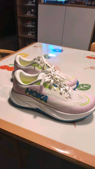 正品，买来穿了几次才评价的。脚感很好。
当时在国内所有渠道都没有自己想要的尺码，价格也很贵。无意间搜索到日亚有货且价格优惠。
下单后10多天就拿到手，包装也很有分量，完全不用担心运输问题。