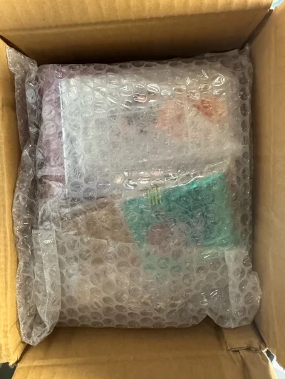 还是安心与信赖的包装，虽然箱子有点子变形但是里面还是稳稳的。切到了心心念念的生写和立牌。爱上点五的这一年都靠挖煤姬切纸片了～