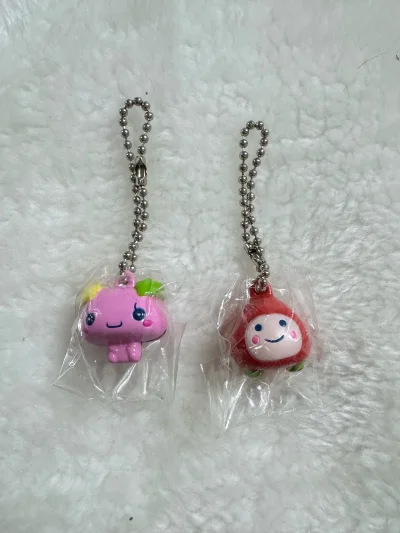 合单真是慢又慢，不过小铃铛很可爱，声音清脆响亮，还是全新的，现在很难收到了，很喜欢，还送了小戒指，啊！