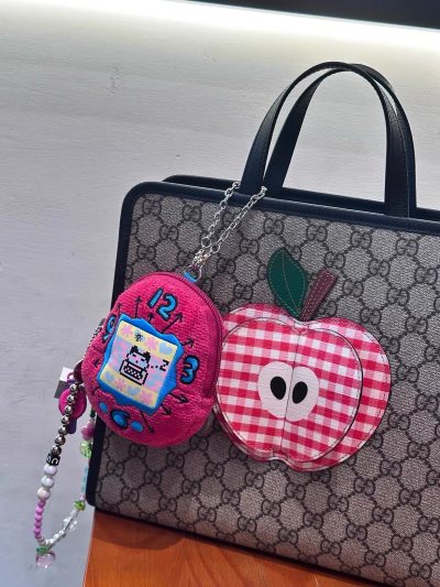 FEILER化妆包好难买到好价，真是贵！不过质量很好，手感也很好，很厚实很大个的一个小包，挂哪里都好看。