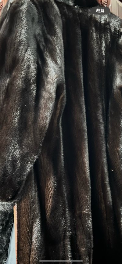 真的要吹爆挖煤机的海淘体验，入手的这件宝嘉美貂皮大衣完全超出预期，不愧是顶级水貂品质！拿到手就被质感惊艳到，毛针极短且整齐，几乎和底绒平齐，扒开底绒根本看不到皮板，密度远超普通水貂，摸起来像天鹅绒般顺滑软糯，贴身穿毫无扎感。经典黑色的光泽太绝了，温润如墨玉，阳光下泛...