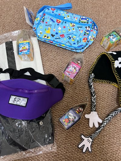 这次买了几个包还有一些米奇的小周边，合单之后很快就审核发货了，物流速度依旧没话说啦，东西收到也是完好无损滴，又一次愉快的海淘啦