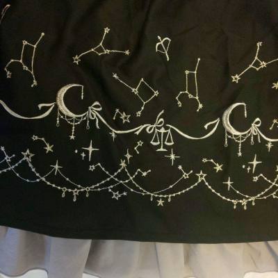 这套一眼相中，半裙是我喜欢的星座，还是刺绣。衬衫领口也有刺绣，很精致。现在AXES的衣服感觉也是切的人多了好价和好看的好难蹲啊
