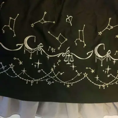 这套一眼相中，半裙是我喜欢的星座，还是刺绣。衬衫领口也有刺绣，很精致。现在AXES的衣服感觉也是切的人多了好价和好看的好难蹲啊