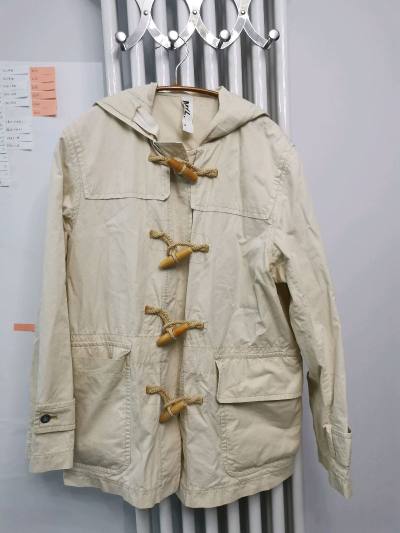 这次在挖煤姬入手的白色牛角扣薄款外套，完全超出了我的预期！实物是那种很温柔的米白色，材质轻薄却很有筋骨，春天微凉的天气里穿防风又不会闷热。牛角扣的质感很棒，系扣时能感受到扎实的做工，整体上身是那种清爽又减龄的学院风，和我衣橱里的半裙、牛仔裤都是绝配。

整个购物体验...