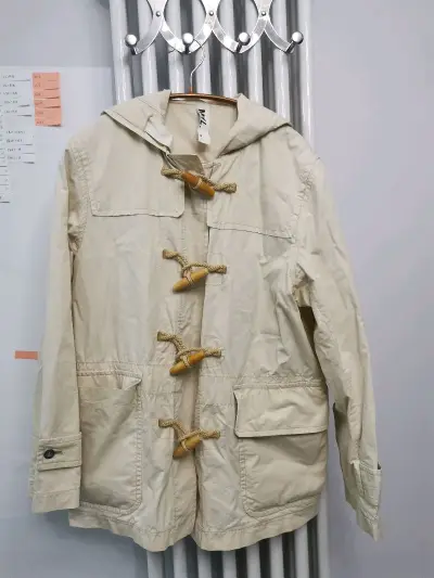 这次在挖煤姬入手的白色牛角扣薄款外套，完全超出了我的预期！实物是那种很温柔的米白色，材质轻薄却很有筋骨，春天微凉的天气里穿防风又不会闷热。牛角扣的质感很棒，系扣时能感受到扎实的做工，整体上身是那种清爽又减龄的学院风，和我衣橱里的半裙、牛仔裤都是绝配。

整个购物体验...