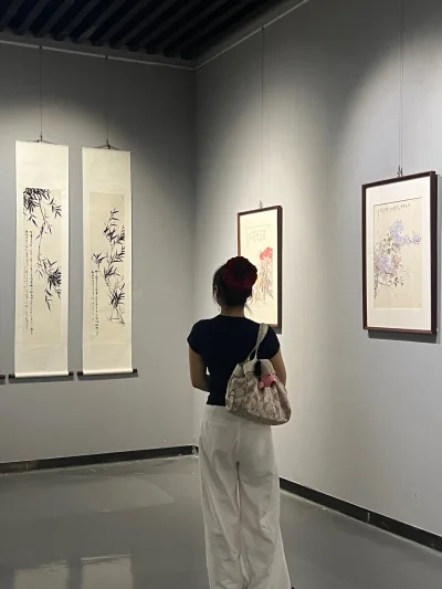 挖煤姬是一个非常好用的软件 搜索不费劲 卖家也很好 收到的货跟说的一样都很干净 漂亮 收到货物我认为非常有性价比！超级推荐而且包很好搭配 休闲 时装都可以