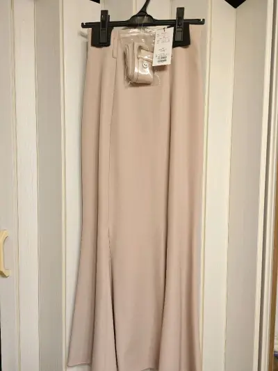 这次用挖煤姬海淘了日系鱼尾裙，购买流程很丝滑，物流选的可追踪小航空，速度挺快的，不到十天，纸箱包装很厚实，完好无损。裙子很好看，果然还得是日系鱼尾裙，裙摆做得超级优秀。一次很赞的购物体验！