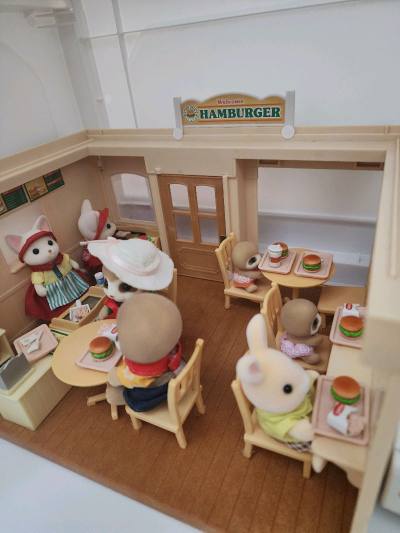 这一套也是不生产了，感觉里面特别喜欢吉娃娃的衣服，感觉和披萨套也很搭。以前的设计真的好看，再一次感叹挖煤姬还是有好物的。