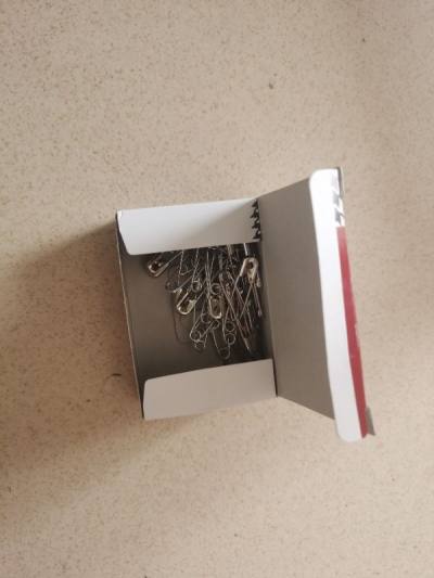 谁懂啊！在挖煤姬淘的这款别针，实物比图片还惊喜！
 
质感超棒，金属厚实不软塌，做工精细无毛刺，戴在衣服上完全不划面料。卡扣牢固不松动，日常固定围巾、衬衫、包包都超稳，颜值还高，百搭又实用～
 
性价比直接拉满，已经安利给闺蜜，精致女孩闭眼冲！
#挖煤姬好物 #别针...