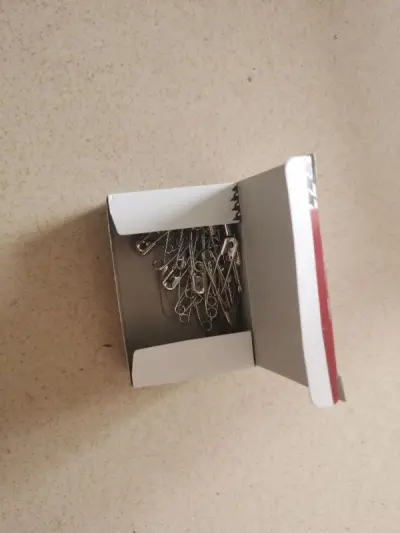 谁懂啊！在挖煤姬淘的这款别针，实物比图片还惊喜！
 
质感超棒，金属厚实不软塌，做工精细无毛刺，戴在衣服上完全不划面料。卡扣牢固不松动，日常固定围巾、衬衫、包包都超稳，颜值还高，百搭又实用～
 
性价比直接拉满，已经安利给闺蜜，精致女孩闭眼冲！
#挖煤姬好物 #别针...