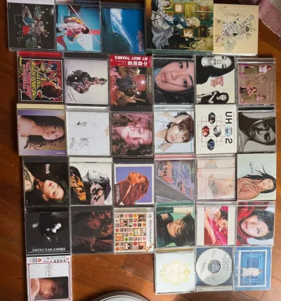 直接给我熊光和苹果干毕业了 太满足了 放地上都能摆好几排 成色也都嘎嘎好。一张张听过去也没问题 cd听起来也是体验感满满 