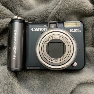 被我买到啦全网爆火的佳能翻转屏CCD 欧阳娜娜同款！，外观非常完美，设计特别棒，特别有质感，在手里面沉甸甸的。拍照可翻转特别方便，佳能的人像绝绝子，这次的物流特别快，包装的十分完美，没有磕碰到！