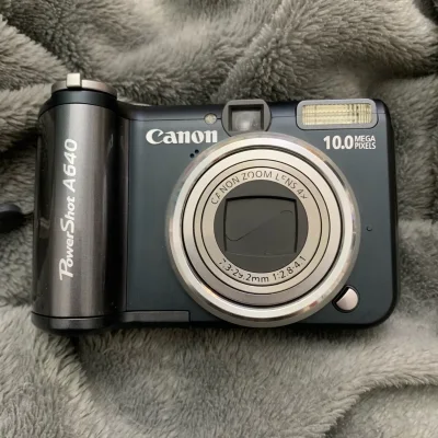 被我买到啦全网爆火的佳能翻转屏CCD 欧阳娜娜同款！，外观非常完美，设计特别棒，特别有质感，在手里面沉甸甸的。拍照可翻转特别方便，佳能的人像绝绝子，这次的物流特别快，包装的十分完美，没有磕碰到！