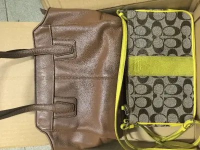 这次在挖煤姬淘的是两个coach包包└（★ｏ★）┐，走的路线依旧是小航空，10天就到了，速度是真的好快。这两个都是我特别喜欢的，棕色这个好百搭。黄色这个彩色好看都是我特别特别喜欢的( ˘ ³˘)❤。