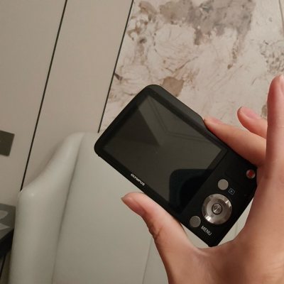 第一次买奥林巴斯的相机，拿到手也非常的有质感，拍照也很好，安全下车，十分开心价格也是非常的便宜，感谢挖煤姬这个平台！下次依然选择！包装的十分完美！