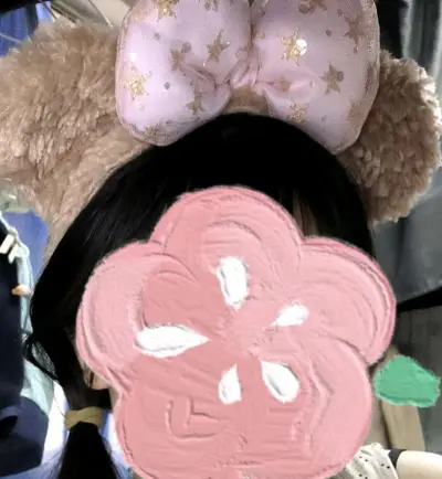 在这里我淘到了一些迪士尼好物，这些包包和发箍都是正品，卖家包装也很用心，细节拉满，很喜欢哦，谢谢所有人和平台