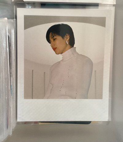 在挖煤姬下单了泰民的拍立得，心情像等待一场跨越山海的约会。从日本发货到清关，每一程物流更新都让人心跳加速。拆开包裹那刻，偶像的笑容静静躺在气泡纸里，品相完美得像一份被小心翼翼护送的礼物。这份来自远方的独家记忆，让所有等待的焦灼都化为指尖真实的幸福感，值得珍藏。