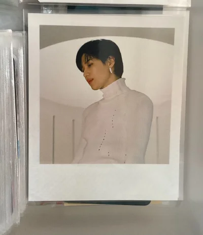 在挖煤姬下单了泰民的拍立得，心情像等待一场跨越山海的约会。从日本发货到清关，每一程物流更新都让人心跳加速。拆开包裹那刻，偶像的笑容静静躺在气泡纸里，品相完美得像一份被小心翼翼护送的礼物。这份来自远方的独家记忆，让所有等待的焦灼都化为指尖真实的幸福感，值得珍藏。