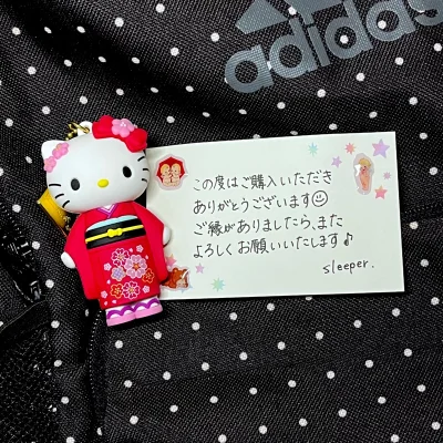 这次淘到了喜欢的萌萌波点小书包，还有可爱的小小米菲和kitty挂件。还收到了樱花妹的小纸条^ ^
一次期待很久，没有失望而收到了惊喜的购物体验！