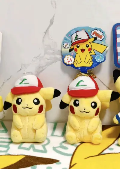 这是非常有纪念意义的一单，是第一次在挖煤姬买到带牌的小智的皮卡丘挂件，用了一张300日元的优惠券，不仅减掉了手续费，而且还更便宜了一点！
东西到手后发现挖煤姬的工作人员打包得非常结实，无论是文件夹、吧唧还是毛绒没有一丁点损坏。