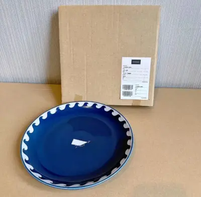 淘到一支DESCENDANT DCDT CACHALOT COMMON日本制陶瓷盘餐，采用日本长崎县波佐见技法烧制，代表性的深海蓝搭配小鲸鱼logo无限和谐，小物件也能提升生活品味。