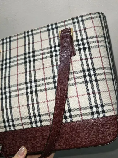 包包到手状态还行，快递包裹很用心，不过包包真假还需要自行辨别，希望增加和卖家沟通交流的渠道，方便及时知道货品的真实状态，另有时商家会隐瞒货品真实状态，希望规范上传照片格式，比如正面背面，细节等图