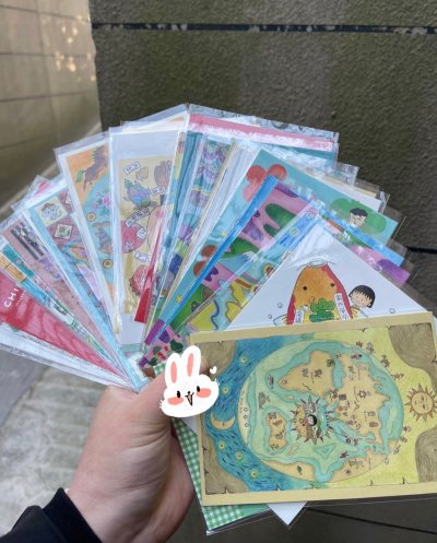 这次又捡漏了，超级便宜的价格买到了一组打包的樱桃小丸子的明信片。小丸子真的是童年回忆了，这次的明信片也超级好看 包装每个都有 运输过来一点也没折！