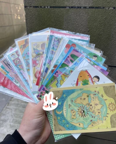 这次又捡漏了，超级便宜的价格买到了一组打包的樱桃小丸子的明信片。小丸子真的是童年回忆了，这次的明信片也超级好看 包装每个都有 运输过来一点也没折！