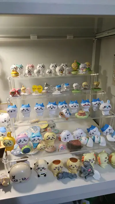 挖煤姬入手了一堆小可爱黏土人，站柜非常可爱治愈，每天都要在柜子前看好久 真的太幸福啦 
挖煤姬物流捆包都非常完美 很快就收到了