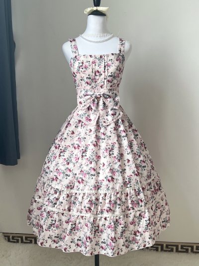 感谢卖家将此裙出售给我！我非常喜欢他！我拍摄了他在人台上的照片 ！我觉得十分美丽！挖煤姬还给了我打折券让我用良好的价格购买到他！对此我感到十分感谢！平台以及客服的效率都十分高！包装的纸盒也很结实打包的十分完美！