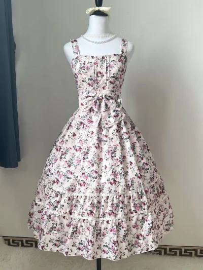 感谢卖家将此裙出售给我！我非常喜欢他！我拍摄了他在人台上的照片 ！我觉得十分美丽！挖煤姬还给了我打折券让我用良好的价格购买到他！对此我感到十分感谢！平台以及客服的效率都十分高！包装的纸盒也很结实打包的十分完美！