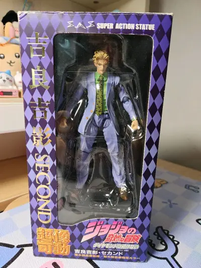 终于拥有了平凡上班族???
用了优惠券切到了好价的吉良吉影超像可动，配件齐全成色也好，有好多配件可以换，又圆梦了