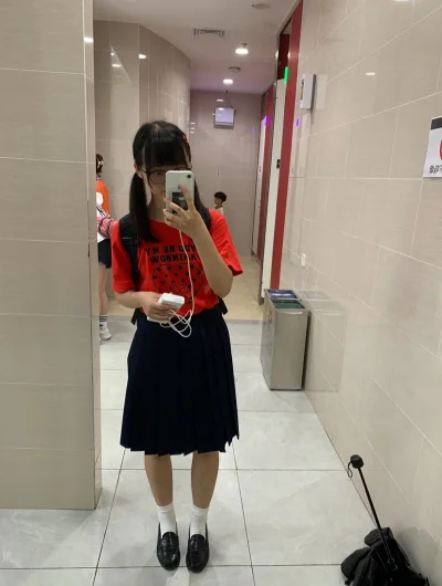 这次只买了两件一件短袖一件裙子，很快就发货收到货了，挖煤姬的包装很细致，不用担心会对商品造成损坏，因为在其他地方有收获损坏的东西，所以还是挖煤姬最让人安心。